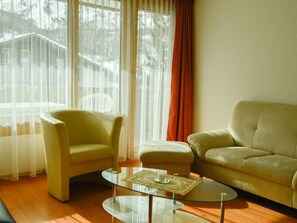 Fenêtre, Bâtiment, Neige, Arbre, Bois, Façade, Ciel, Immobilier, Toit
