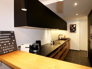 Meubles, Table, Cabinetry, Comptoir, Bois, Architecture, Design Intérieur, Sol, Cuisine, Sol