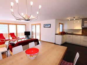 Tabelle, Möbel, Eigentum, Stuhl, Cabinetry, Holz, Beleuchtung, Interior Design, Küche, Flooring