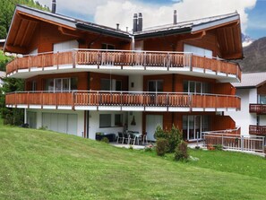 Gebäude, Pflanze, Eigentum, Fenster, Himmel, Wolke, Baum, Grundstueck, Veranda, Haus