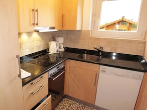 Comptoir, Cabinetry, Evier, Évier, Propriété, Robinet, Luminaire Plomberie, Fenêtre, Cuisinière, Cuisine