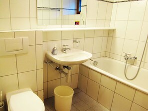 Miroir, Robinet, Évier, Luminaire Plomberie, Lavabo, Propriété, Salle De Bains, Violet, Design Intérieur, Sol