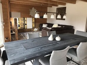Tabelle, Möbel, Gebäude, Holz, Interior Design, Fussboden, Flooring, Schatten, Hartholz, Grundeigentum