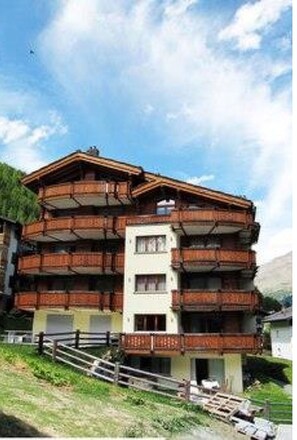 Wolke, Himmel, Gebäude, Pflanze, Fenster, Holz, Haus, Urban Design, Wohngebiet, Ländliches Gebiet