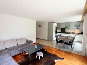Tabelle, Möbel, Eigentum, Couch, Holz, Beleuchtung, Wohnzimmer, Gebäude, Flooring, Interior Design