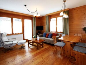 Table, Propriété, Meubles, Fenêtre, Bâtiment, Plante, Canapé, Plante D'Appartement, Bois, Éclairage