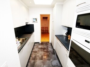 Propriété, Cabinetry, Bâtiment, Comptoir, Design Intérieur, Cuisinière, Cuisine, Sol, Sol, Électroménager