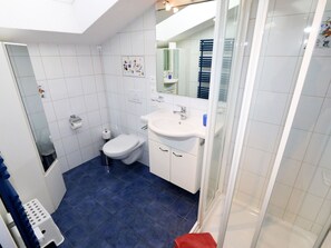 Miroir, Évier, Luminaire Plomberie, Propriété, Robinet, Lavabo, Salle De Bains, Violet, Design Intérieur, Sol