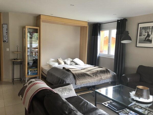 Property, Furniture, Picture Frame, Comfort, Building, Wood, Textile, Interior Design, Flooring, Bed Frame