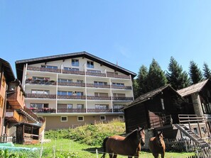 Himmel, Pflanze, Gebäude, Pferd, Grundstueck, Baum, Holz, Gras, Haus