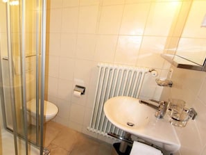Spiegel, Sinken, Armatur, Bad Sink, Zapfhahn, Badezimmer, Gebäude, Interior Design, Flooring, Fussboden