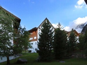 Himmel, Wolke, Pflanze, Gebäude, Baum, Natürliche Landschaft, Lärche, Grundstueck, Haus, Biome