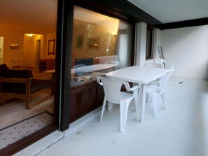 Möbel, Tabelle, Interior Design, Holz, Gebäude, Fussboden, Flooring, Wohnzimmer, Komfort, Wand