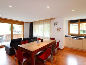 Möbel, Tabelle, Fenster, Gebäude, Cabinetry, Holz, Zimmerpflanze, Interior Design, Stuhl, Küche
