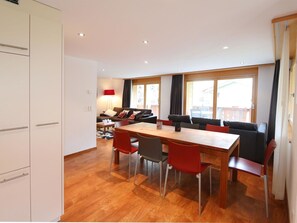 Tabelle, Möbel, Gebäude, Stuhl, Fenster, Interior Design, Holz, Halle, Fussboden, Flooring