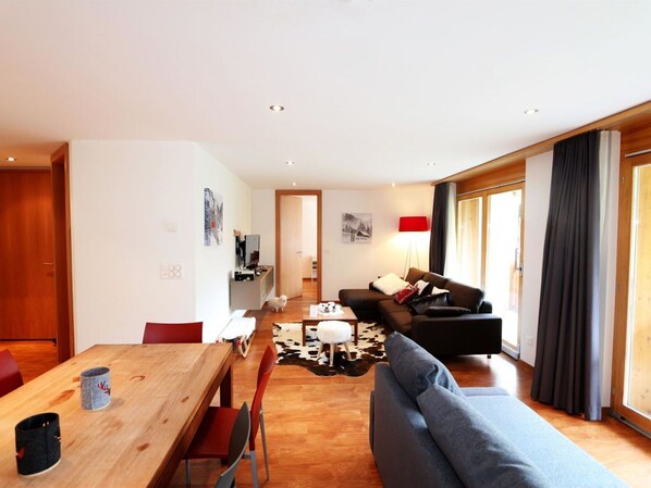 Tabelle, Eigentum, Möbel, Holz, Gebäude, Beleuchtung, Komfort, Interior Design, Vorhang, Stuhl