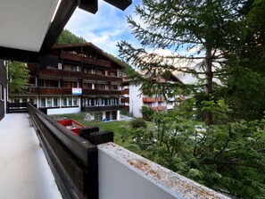 Bâtiment, Ciel, Plante, Fenêtre, Architecture, Arbre, Design Urbain, Bois, Nuage, Immobilier