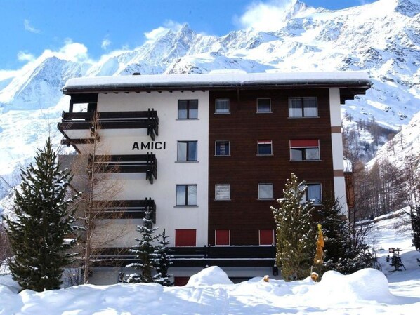 Neige, Ciel, Bâtiment, Jour, Propriété, Montagne, Plante, Nuage, Fenêtre, La Nature