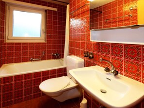 Marron, Robinet, Luminaire Plomberie, Évier, Propriété, Lavabo, Violet, Salle De Bains, Miroir, Bois