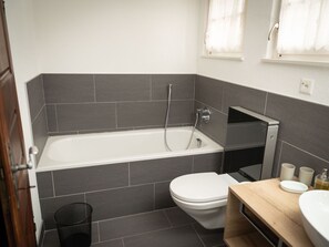 Luminaire Plomberie, Miroir, Baignoire, Propriété, Évier, Robinet, Salle De Bains, Fenêtre, Bâtiment