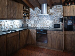 Marron, Comptoir, Cabinetry, Évier, Evier, Propriété, Robinet, Cuisine, Bois, Bâtiment