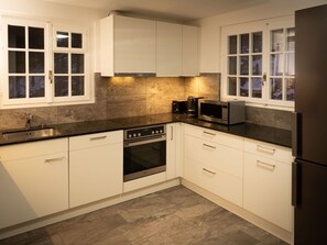 Comptoir, Cabinetry, Évier, Propriété, Evier, Robinet, Bâtiment, Cuisinière, Bois, Cuisine