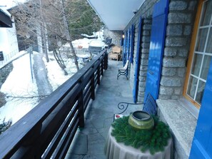 Bâtiment, Bleu, Arbre, Plante, Maison, Neige, Pente, Gelé, Ville, Façade
