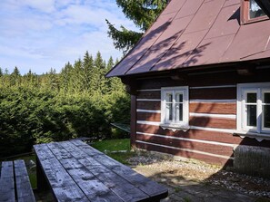 Gebäude, Eigentum, Himmel, Pflanze, Fenster, Holz, Wolke, Haus, Baum, Hütte