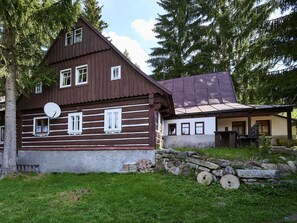 Pflanze, Gebäude, Fenster, Baum, Himmel, Holz, Haus, Wolke, Grundstueck, Gras