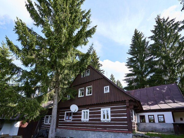 Wolke, Himmel, Gebäude, Pflanze, Eigentum, Fenster, Haus, Baum, Holz, Lärche