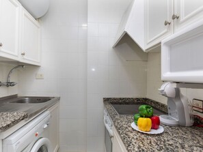 Cabinetry, Comptoir, Cuisine, Cuisinière, Appareil De Cuisine, Bâtiment, Bois, Sol, Sol