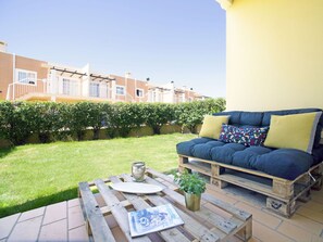 Plante, Meubles, Propriété, Ciel, Canapé, Bâtiment, Bleu Azur, Bleu, Table, Mobilier De Jardin