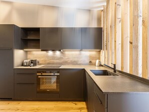 Cabinetry, Countertop, Eigentum, Spüle, Sinken, Herd, Küche, Küchengerät, Flooring, Holz