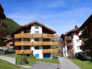 Sky, Plant, Cloud, Building, Window, Urban Design, Neighbourhood, Wood, Residential Area, Condominium