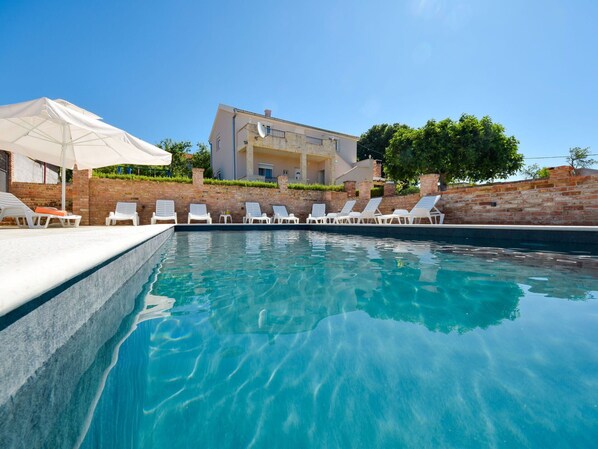 L'Eau, Ciel, Bâtiment, Jour, Propriété, Piscine, Plante, Bleu Azur, Arbre, Maison