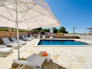 L'Eau, Propriété, Meubles, Ciel, Bleu Azur, Piscine, Bâtiment, Mobilier De Jardin, Ombre, Balancelle
