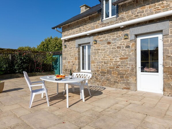 Nuage, Plante, Ciel, Propriété, Bâtiment, Fenêtre, Arbre, Lot Terre, Table, Maison