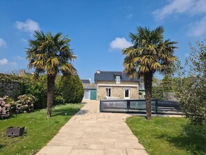 Nuage, Plante, Ciel, Bâtiment, Fenêtre, Arbre, Chalet, Lot Terre, Arecales, Paysage Naturel