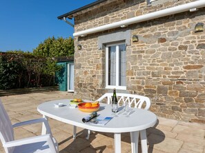 Nuage, Plante, Ciel, Propriété, Bâtiment, Fenêtre, Arbre, Lot Terre, Table, Maison
