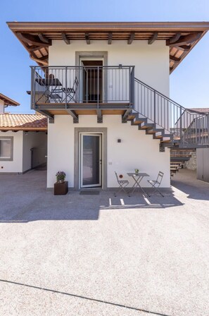 Ciel, Fenêtre, Bâtiment, Plante, Porte, Escaliers, Surface De La Route, Bois, Ombre, Maison