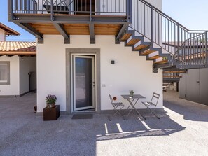 Gebäude, Pflanze, Fenster, Tür, Holz, Interior Design, Schatten, Treppe, Blumentopf, Zimmerpflanze