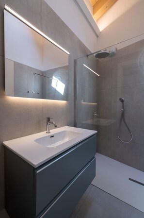 Mirror, Plumbing Fixture, Tap, Building, Sink, Property, Bathroom Cabinet, Bathroom Sink, Cabinetry, Bathroom