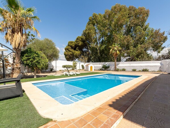 Plant, Sky, Daytime, Building, Water, Azure, Tree, Swimming Pool, Shade, Rectangle