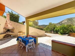 Table, Propriété, Plante, Meubles, Ciel, Ombre, Bois, Bâtiment, Arbre, Mobilier De Jardin