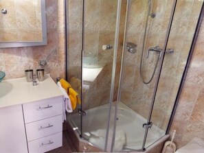 Luminaire Plomberie, Propriété, Robinet, Produit, Lavabo, Bois, Cabinetry, Salle De Bains, Armoire De Toilette, Évier