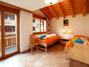 Table, Propriété, Meubles, Bâtiment, Confort, Orange, Étagère, Bois, Salon, Fenêtre