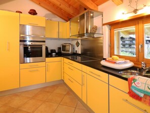 Comptoir, Cabinetry, Propriété, Appareil De Cuisine, Cuisine, Cuisinière, Évier, Bois, Électroménager, Éclairage