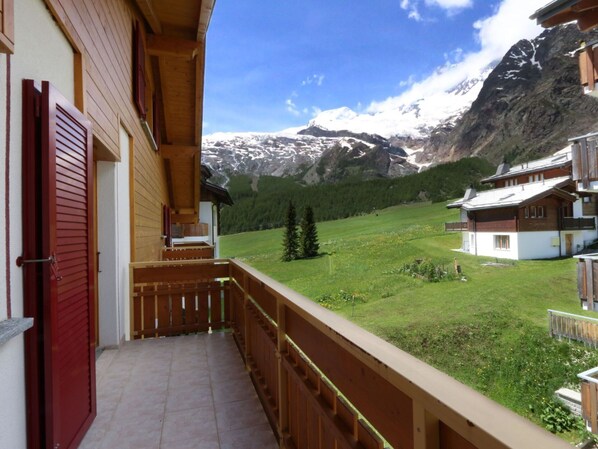 Ciel, Nuage, Propriété, Bâtiment, Plante, Fenêtre, Montagne, Bois, Architecture, Biome