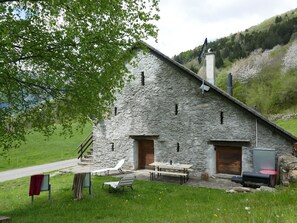 Gebäude, Pflanze, Himmel, Baum, Grundstueck, Natürliche Landschaft, Gras, Haus, Fenster, Hütte