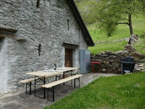 Tabelle, Pflanze, Möbel, Gebäude, Baum, Holz, Tisch Im Freien, Gartenmöbel, Fenster, Natürliche Landschaft
